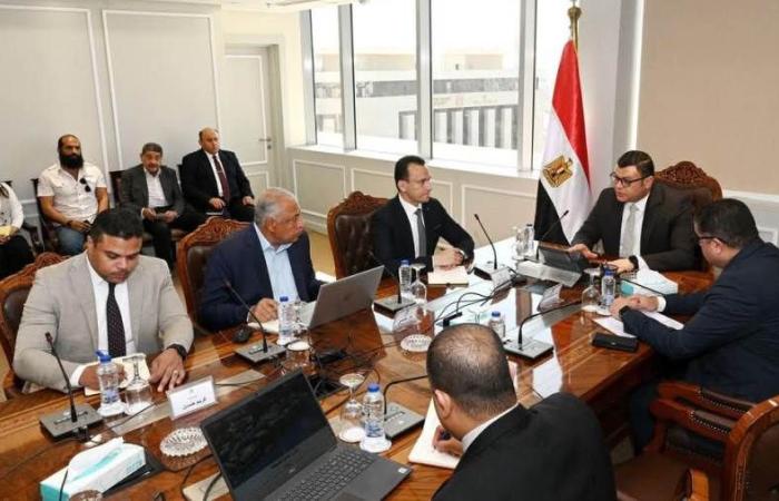 وزير الإسكان يعقد اجتماعا لمتابعة الموقف التنفيذي لـ"حدائق تلال الفسطاط"